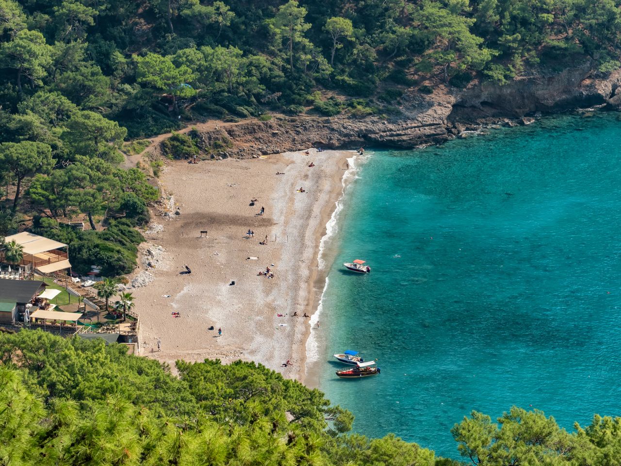 Морская прогулка из Кемера к бухтам Порто-Дженевиз, Сазак, Аксеки - групповая экскурсия в Кемере длительностью 8 часов с количеством участников более 20 человек цена экскурсии 29€