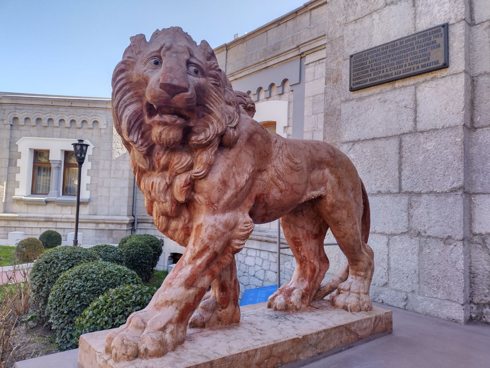Терракотовый лев, охраняющий вход
