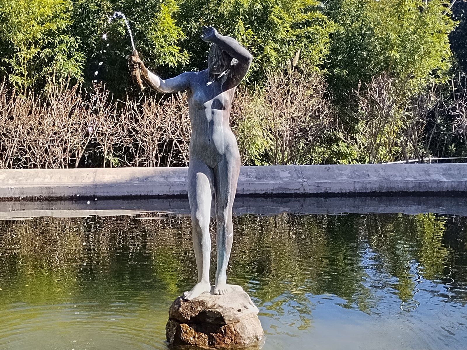 Девушка с рыбкой. Парковый фонтан