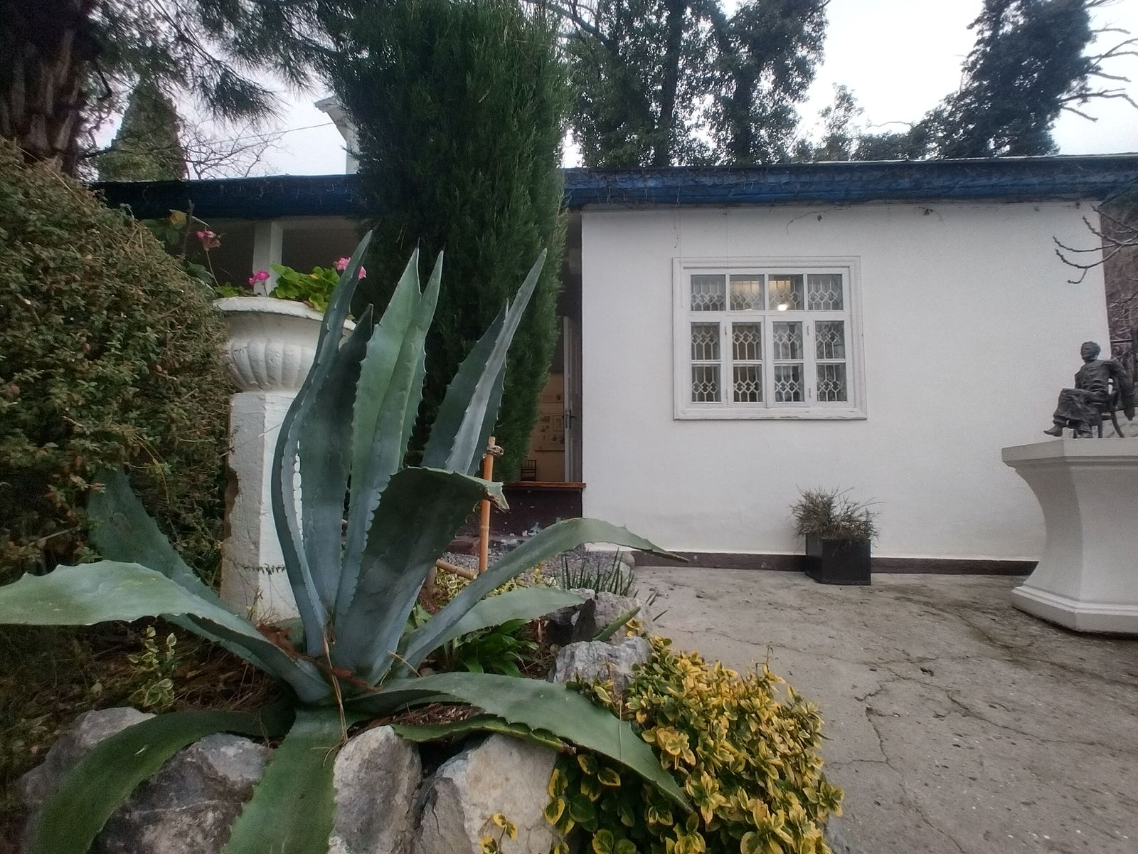 Во дворе дачи А.Чехова