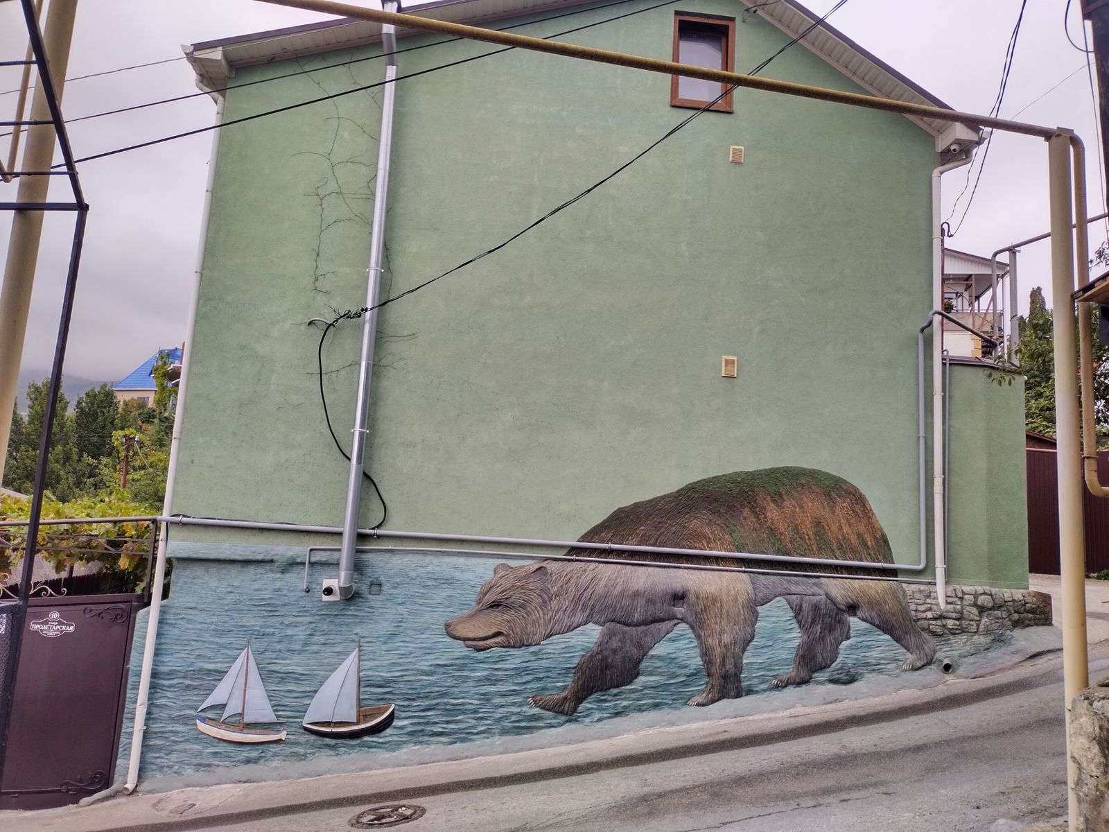 Медведь на улицах Гурзуфа