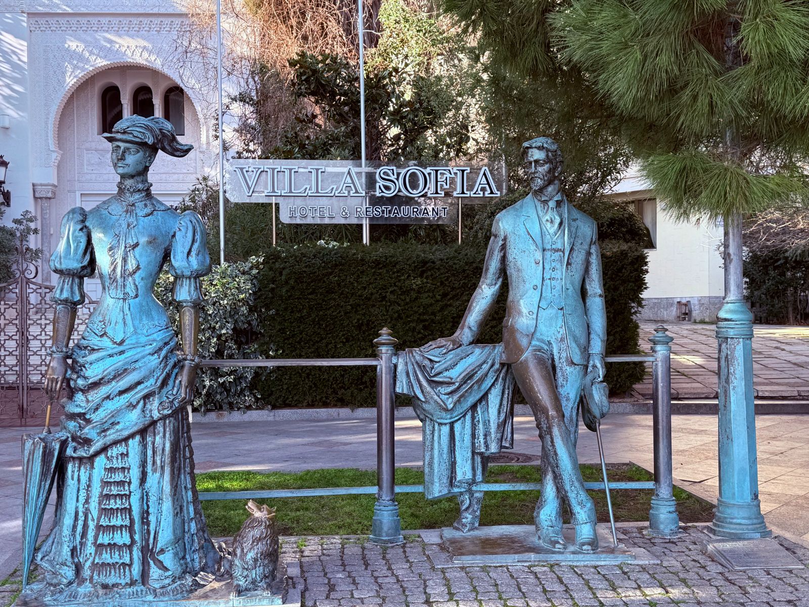 Памятник Дама с собачкой в Ялте