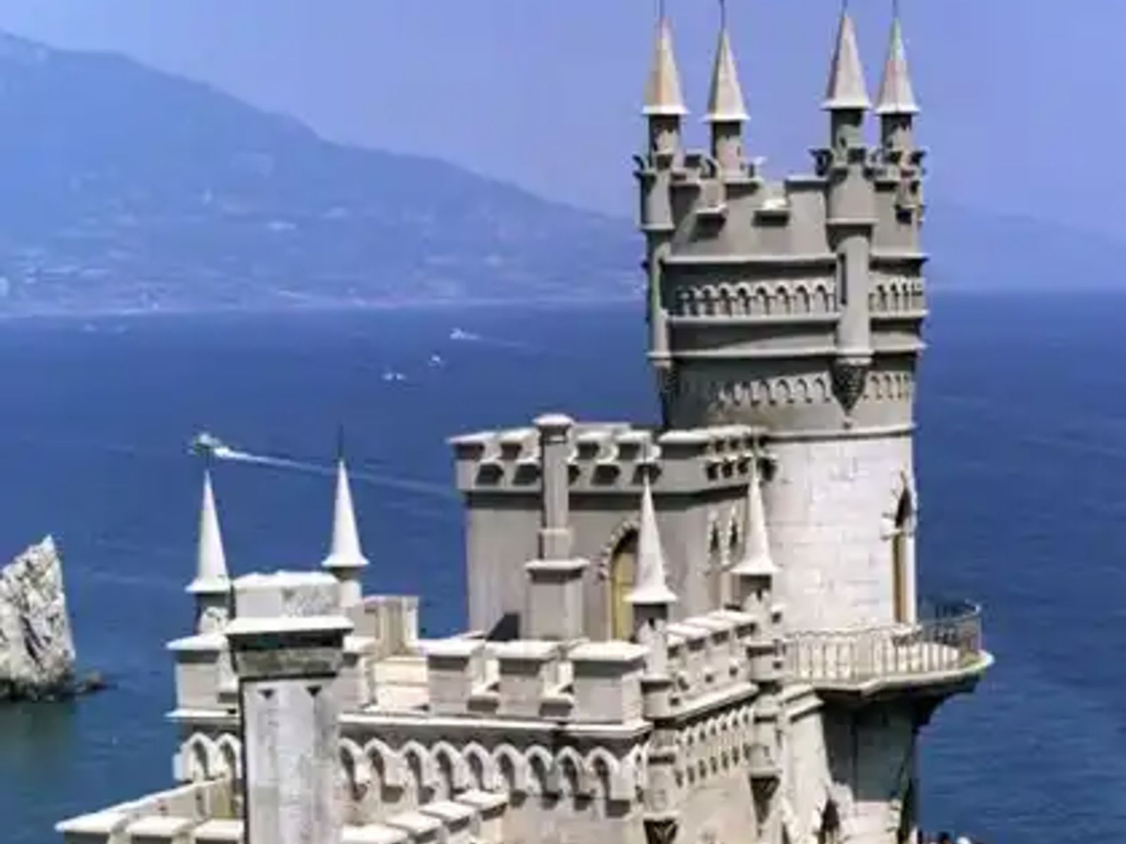 Готический замок Ласточкино гнездо