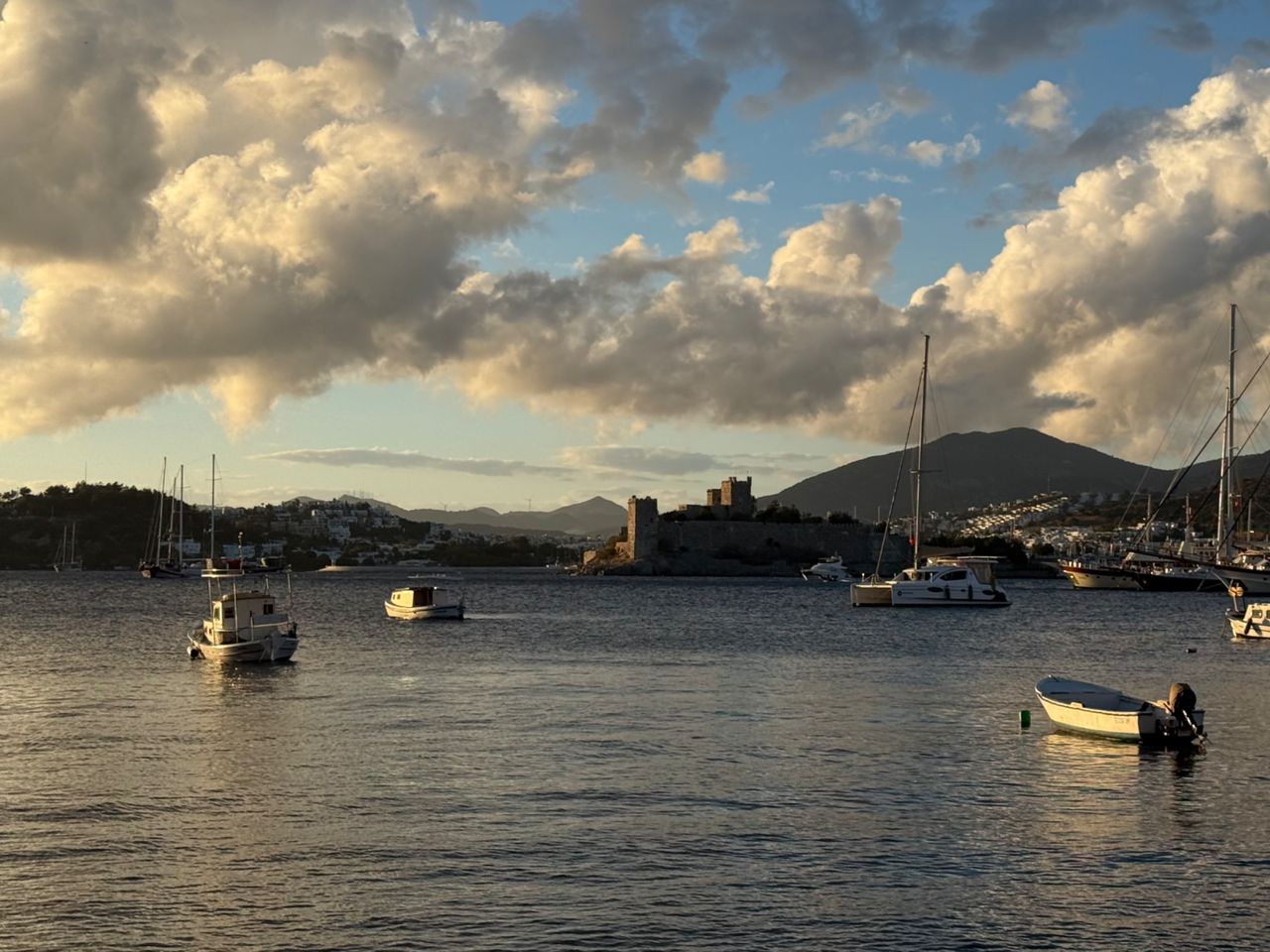 Обзорная пешеходная экскурсия по старинному Бодруму - индивидуальная экскурсия в Бодруме пешком длительностью 3.5 часа с количеством участников до 7 человек цена экскурсии 220€