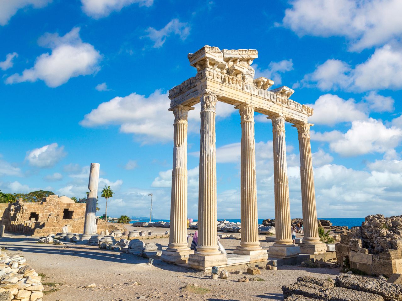 Экскурсия из Алании в Сиде, театр Аспендос и водопад Манавгат - групповая экскурсия в Алании на автобусе длительностью 9 часов с количеством участников более 20 человек цена экскурсии 59€