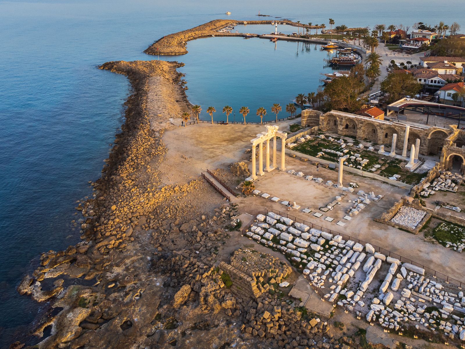 Храм Аполлона на полуострове античного города Сиде