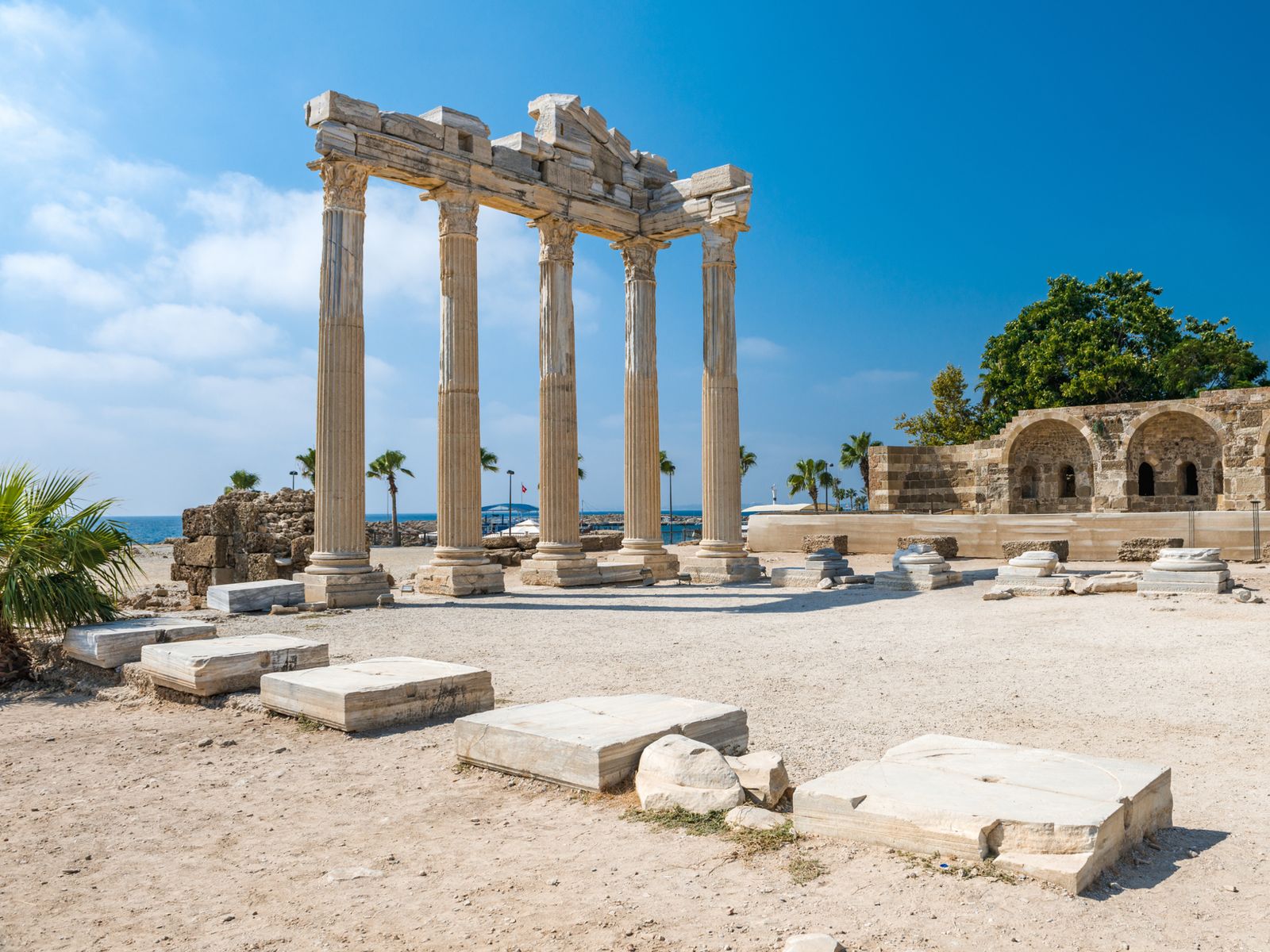 Колонны храма Аполлона в античном городе Сиде