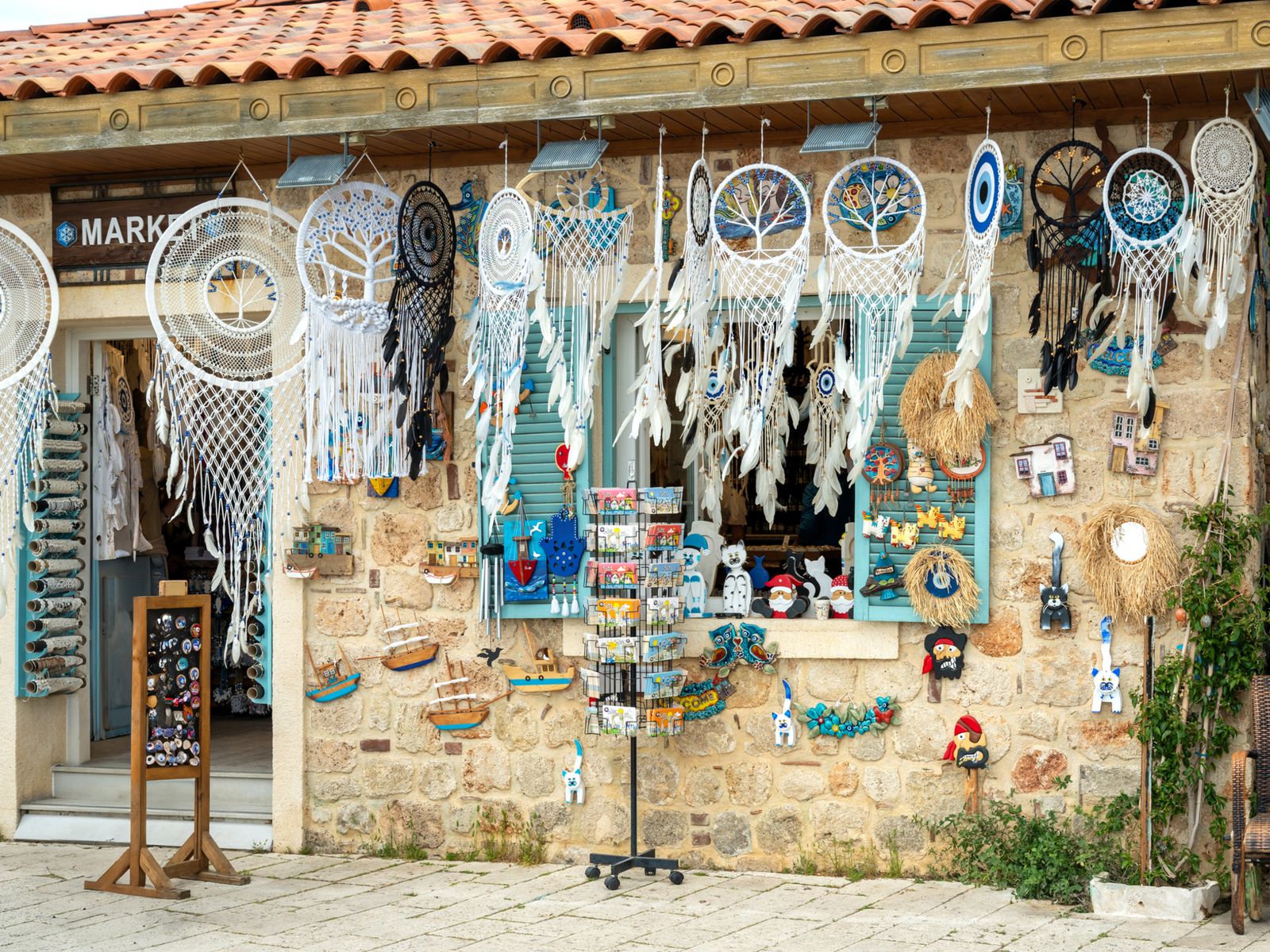 Сувенирная лавка на одной из улиц античного города Сиде