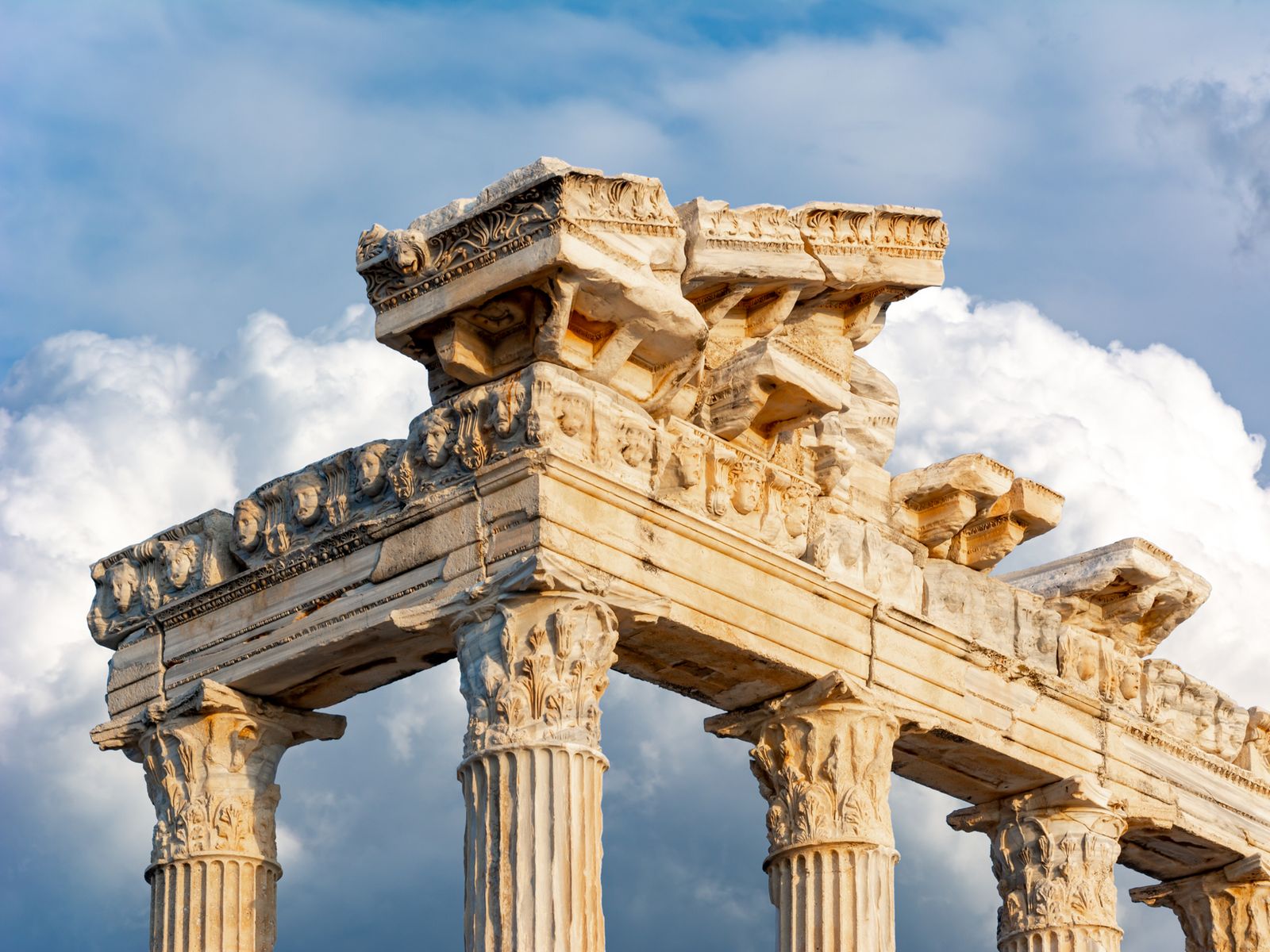 Антаблемент храма Аполлона в античном городе Сиде