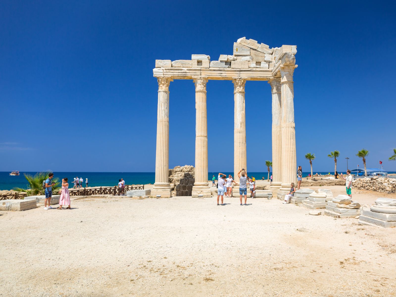 Колонны храма Аполлона в Сиде