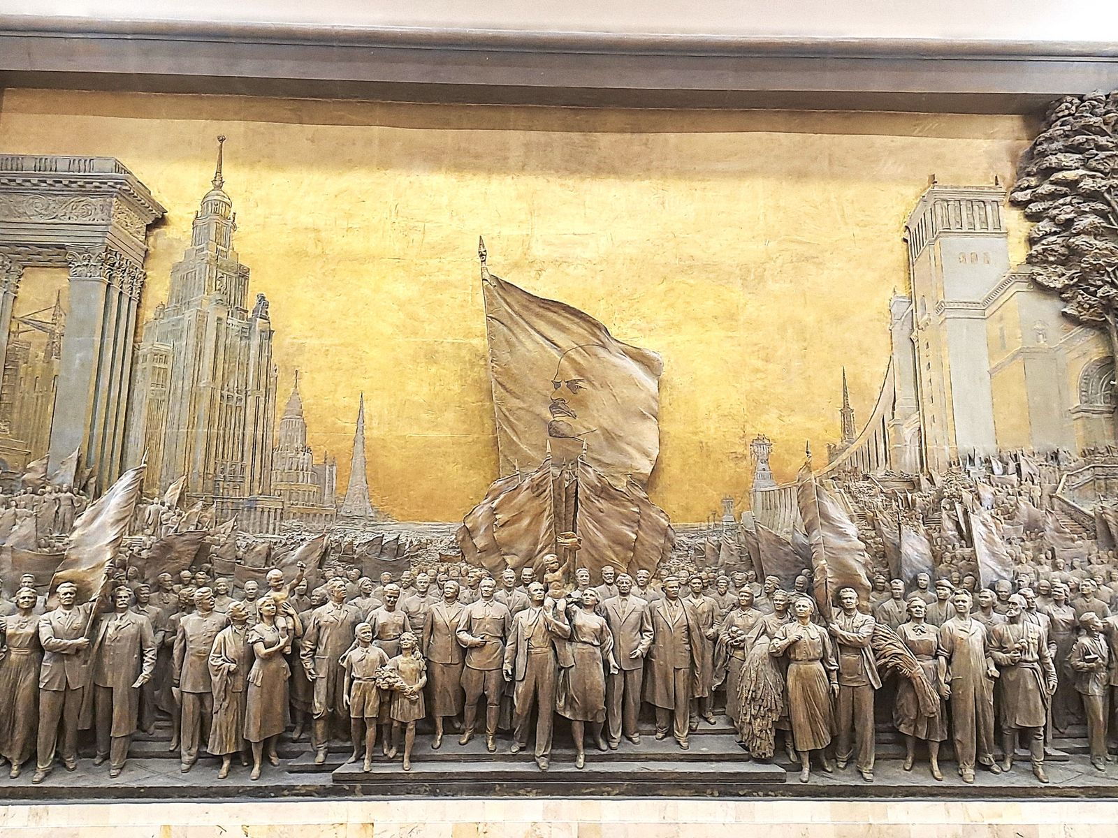 Горельеф Евгения Вучетича