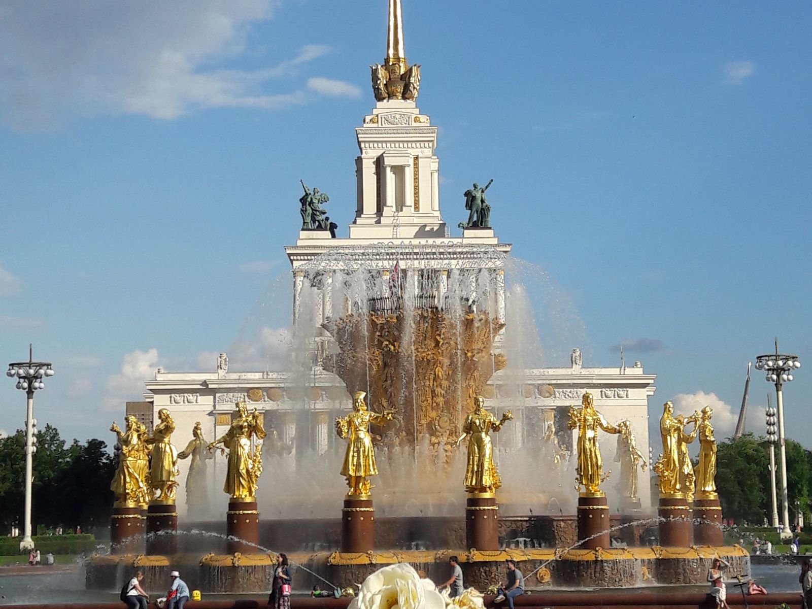 Фонтан Дружба народов и павильон №1 Центральный