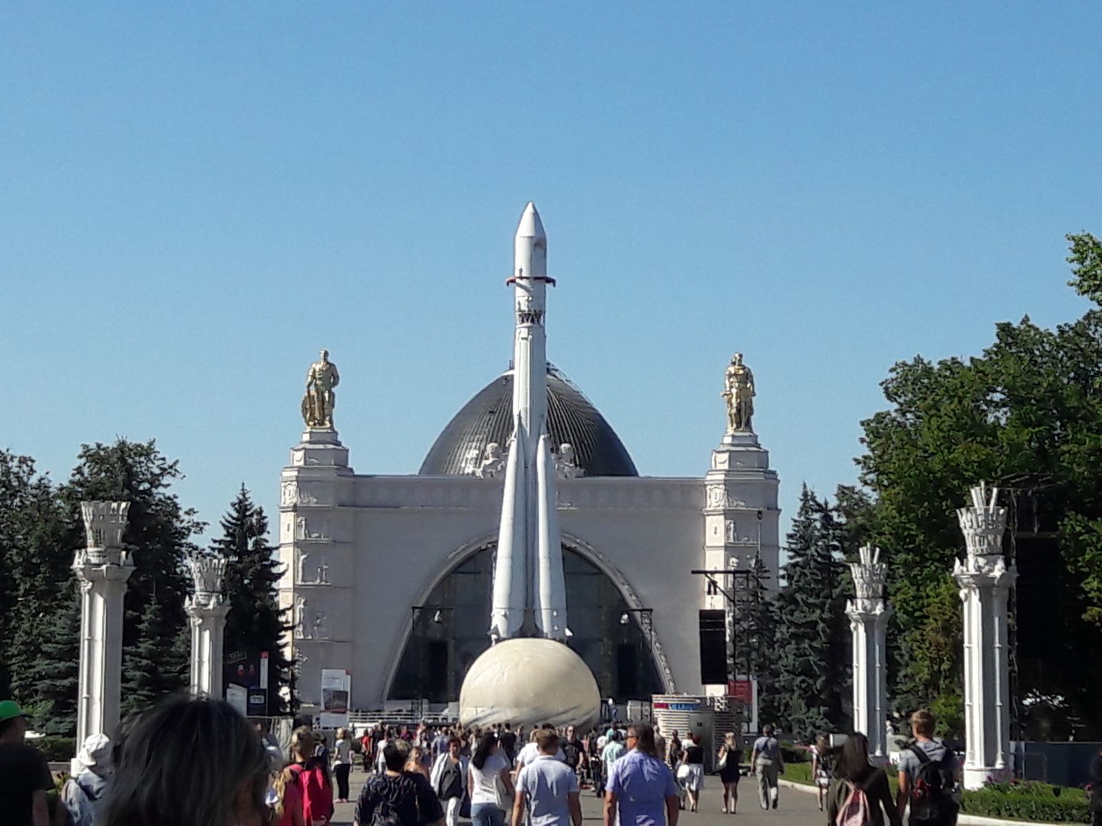 Ракета Восток и павильон Космос