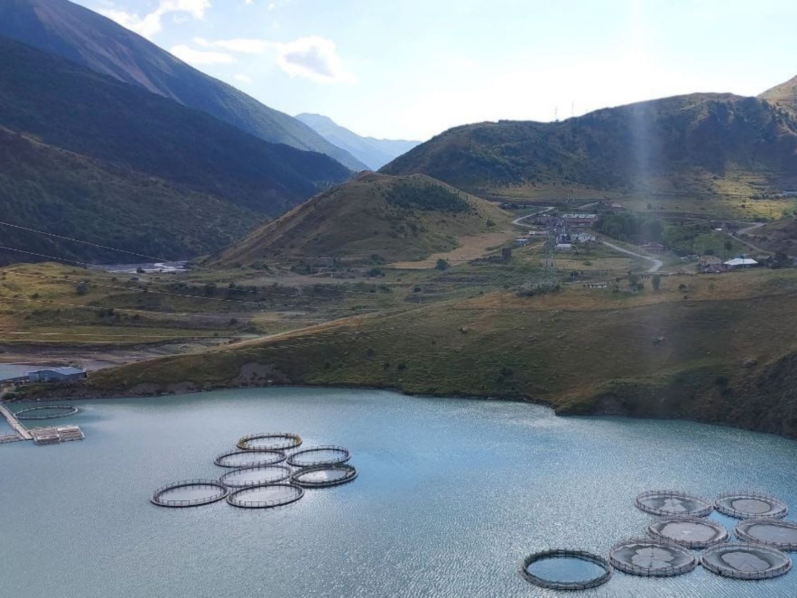 Вид со смотровой на водохранилище Зарамагской ГЭС