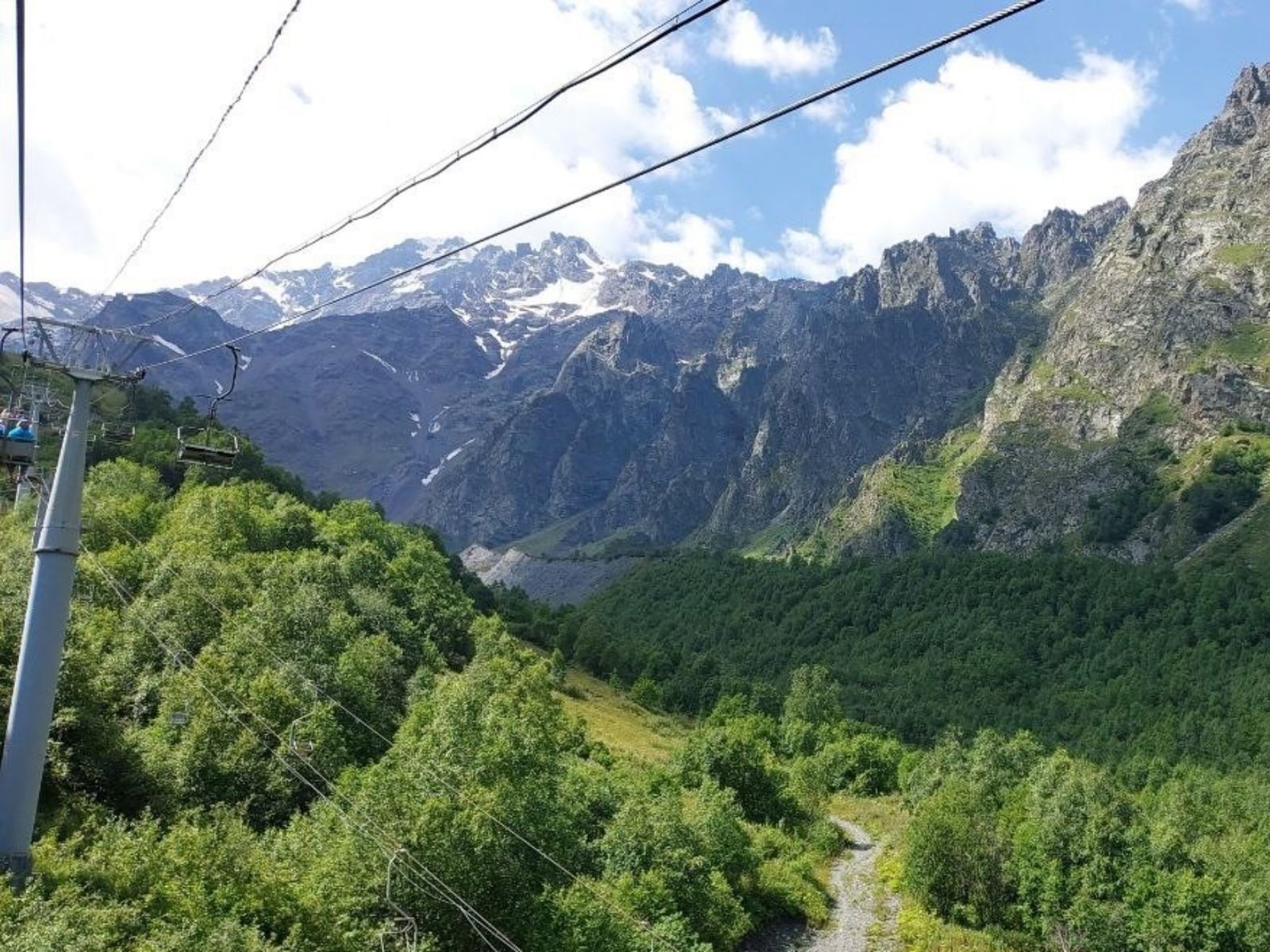 Вид на Алагирское ущелье с канатно-кресельного подъемника