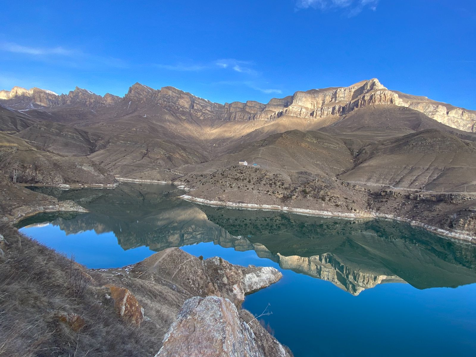 всегда разного цвета озеро Гижгит