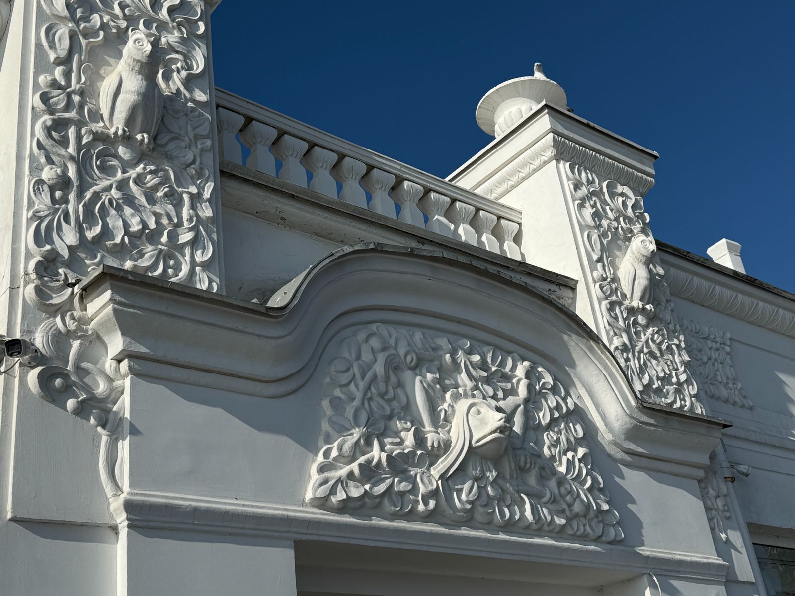 Фасады домов на набережной Ялты