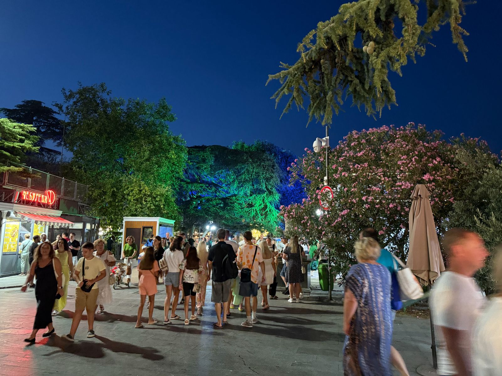 Ялтинская набережная вечером