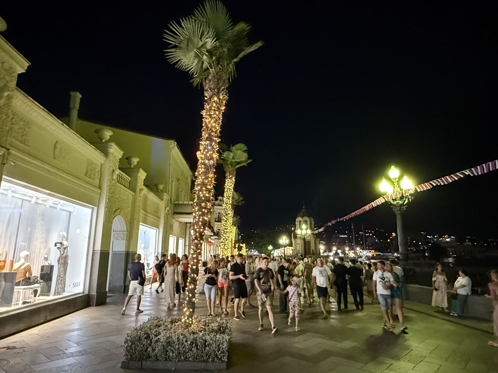 Знаменитая пальмовая аллея в Ялте