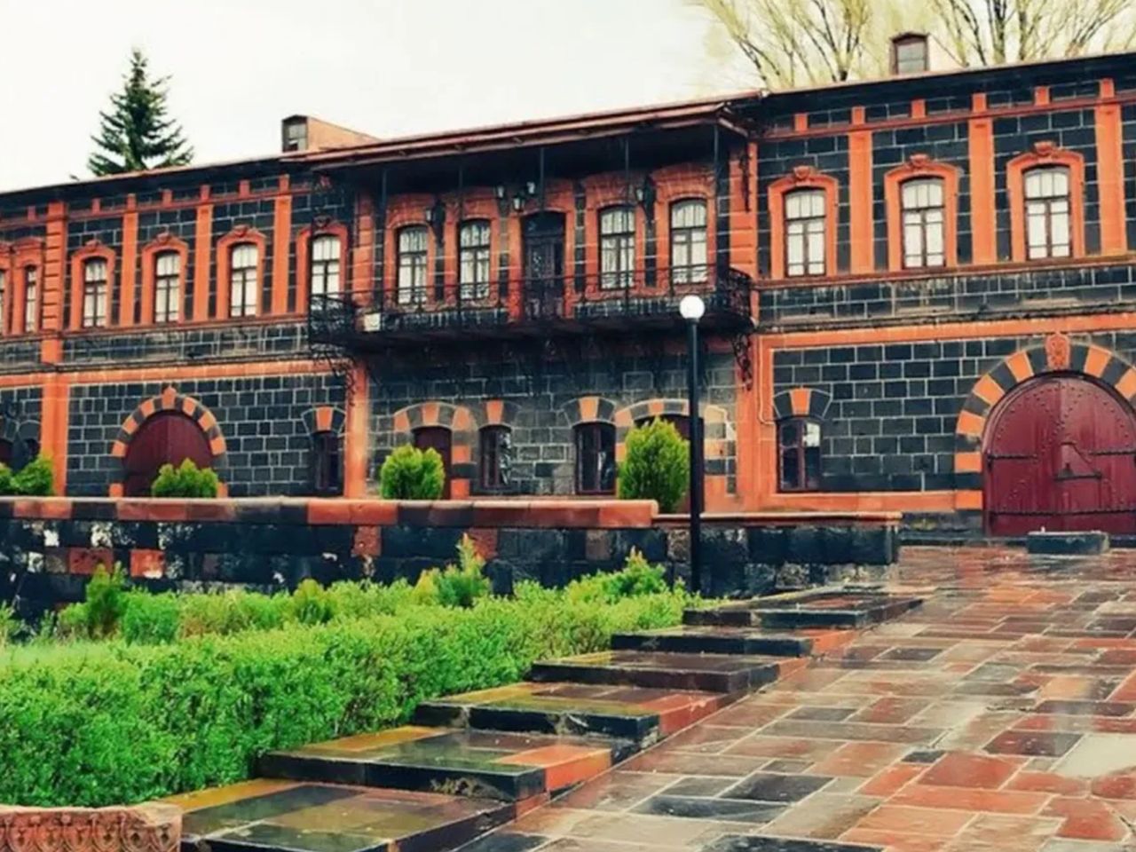 Экскурсия в Гюмри: столица юмора, Чёрная крепость и Аричаванк - групповая экскурсия в Ереване на автобусе длительностью 7.5 часов с количеством участников до 20 человек цена экскурсии 70€