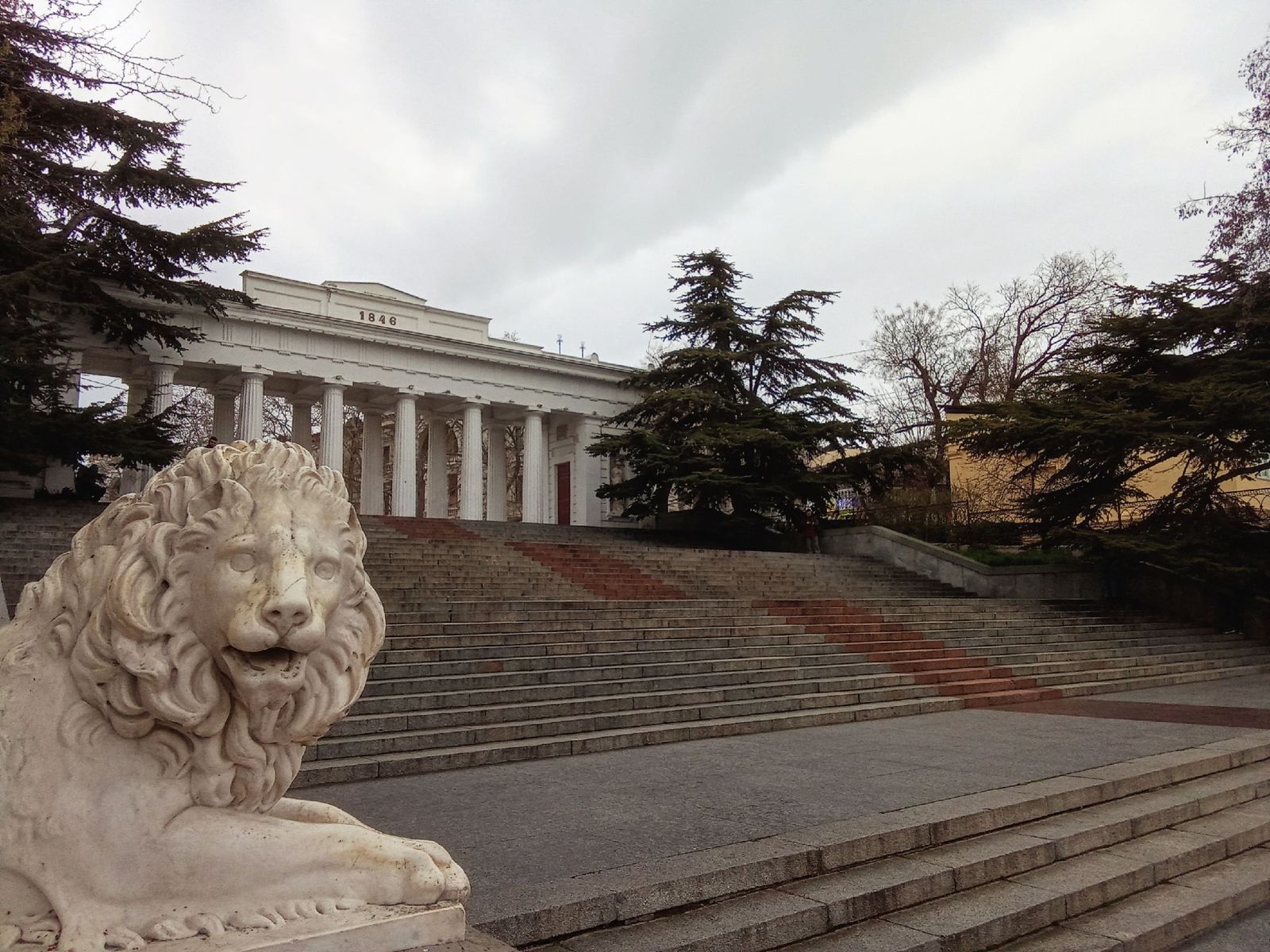 На ступенях Графской пристани