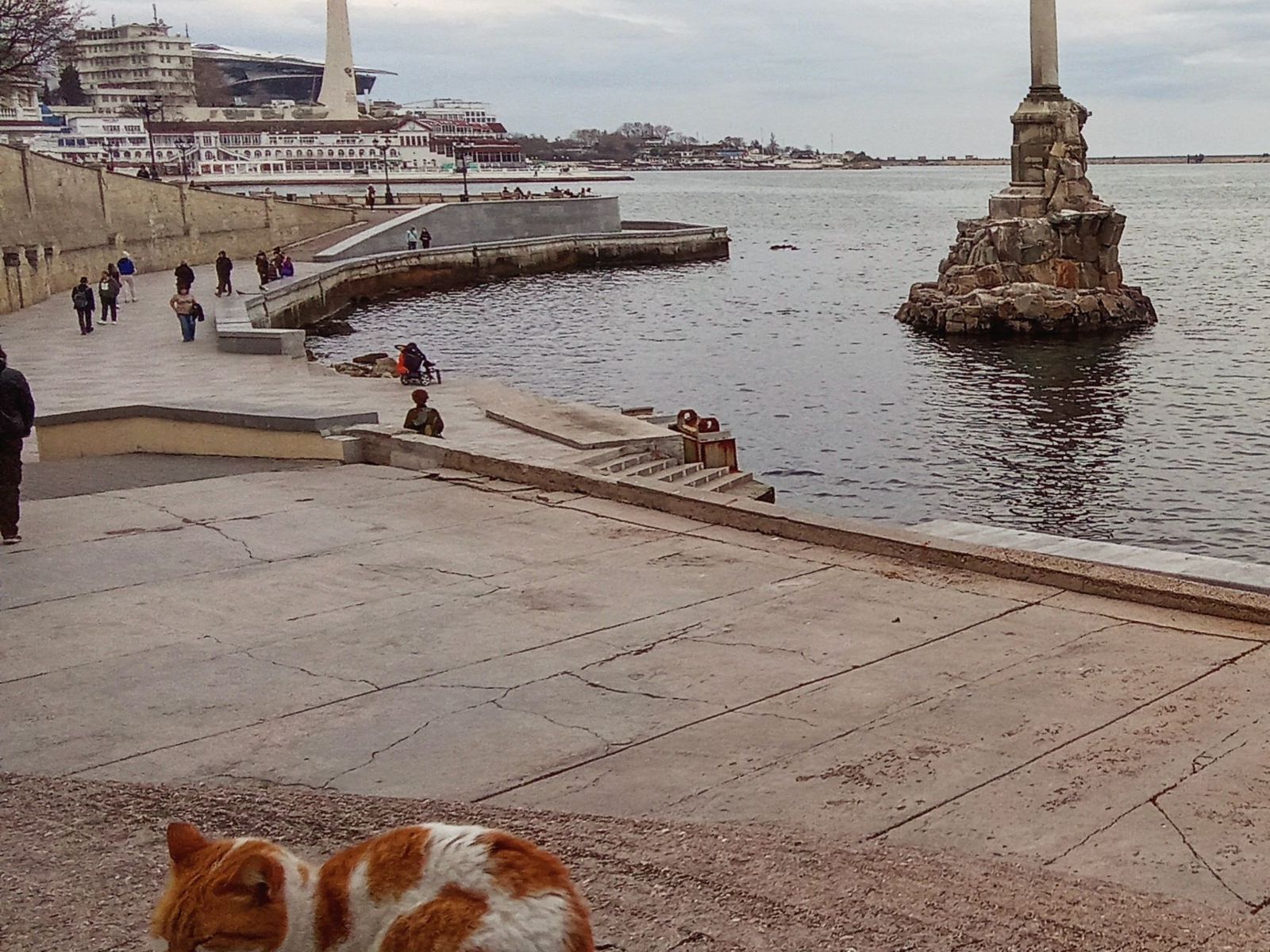 Прогулочная зона у памятника затопленным кораблям