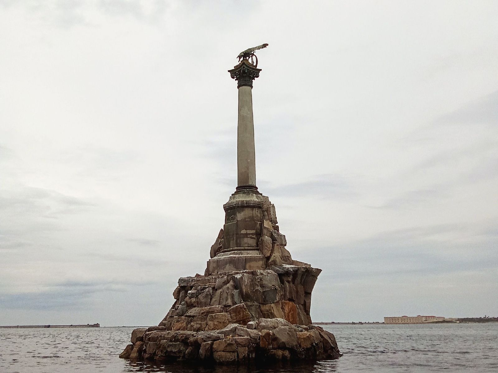 Памятник затопленным кораблям