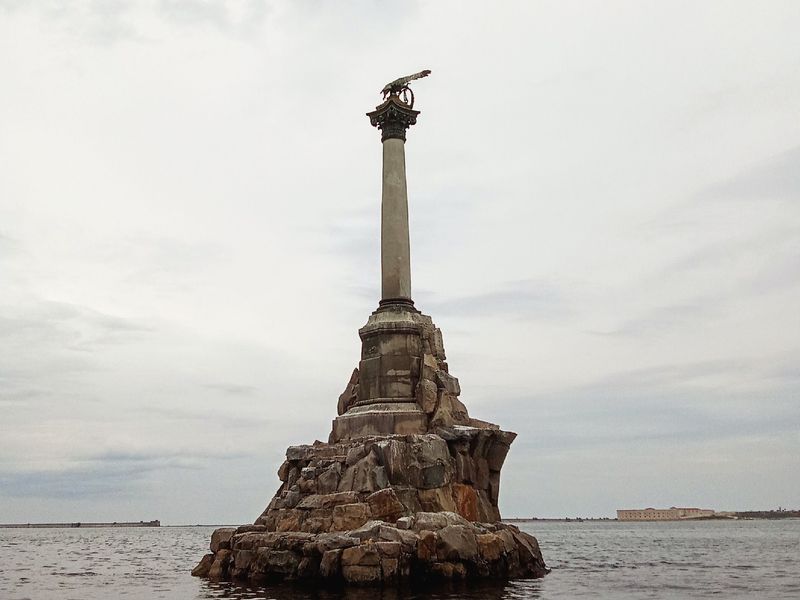 Памятник затопленным кораблям