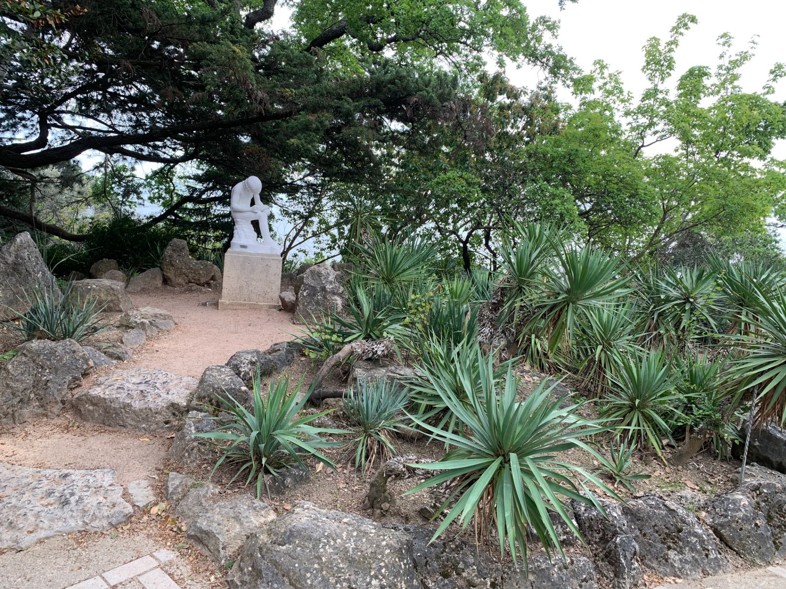 Мальчик, вынимающий занозу, архитектура сада