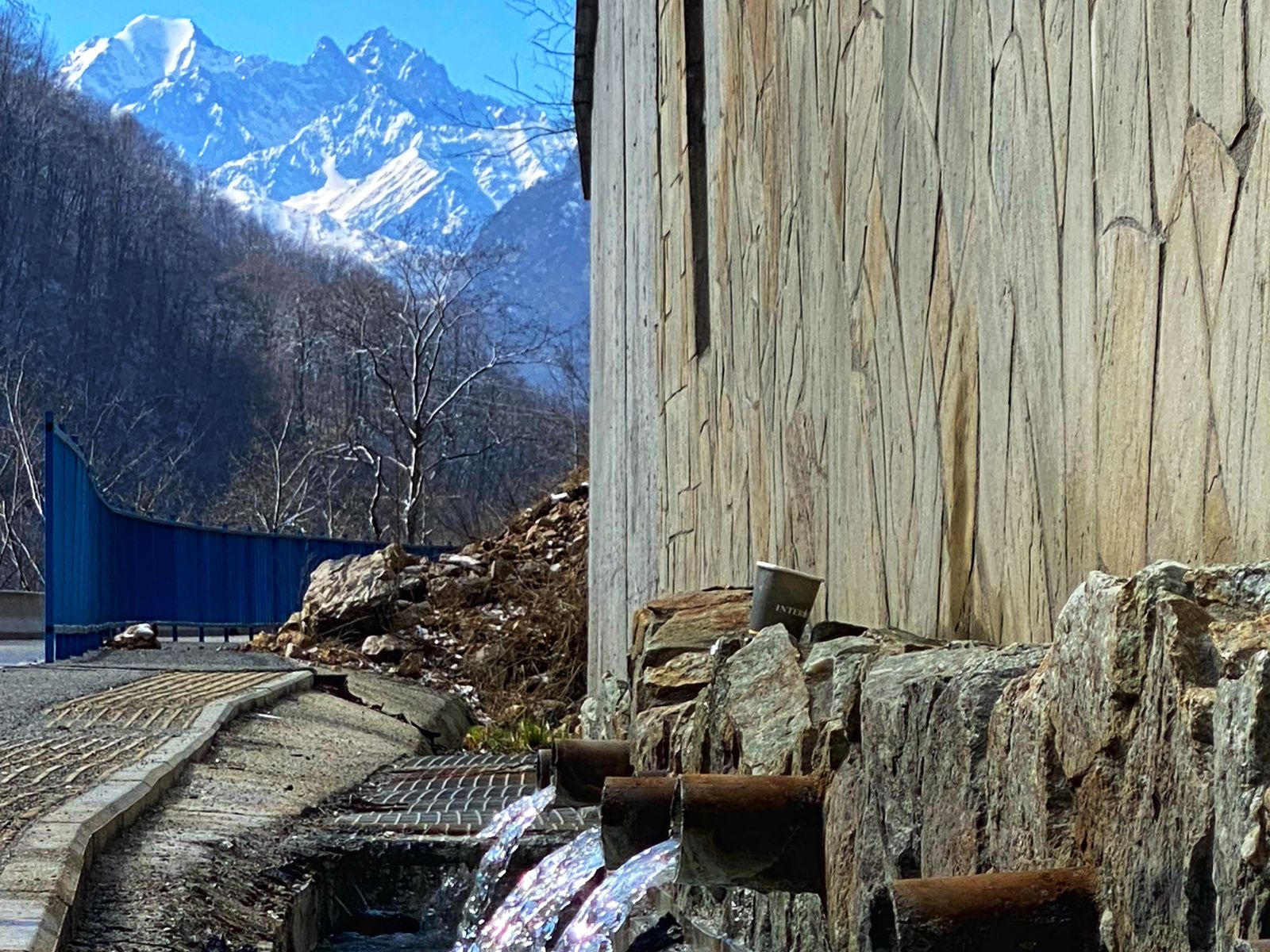 Нарзаны вытекающие прямо со скалы