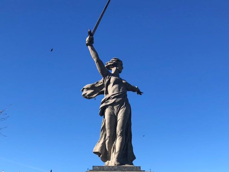 Групповая сборная экскурсия на Мамаев курган на День России - групповая экскурсия в Волгограде пешком длительностью 2 часа с количеством участников до 20 человек цена экскурсии 1000₽