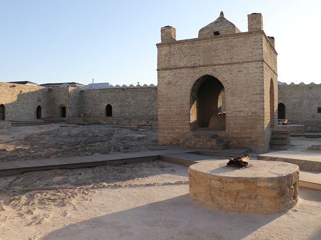 Групповая обзорная экскурсия из Баку "Гобустан — Апшерон"