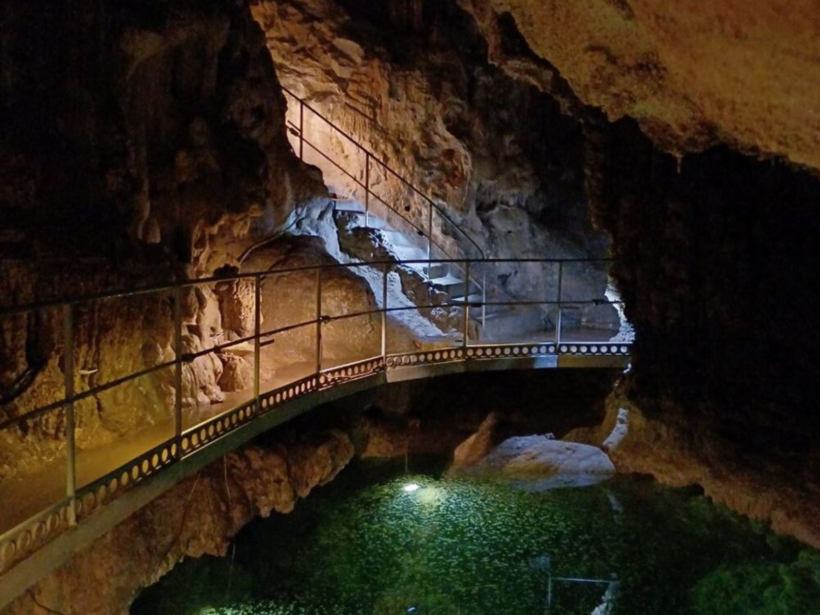 Скельская пещера, подземное озеро