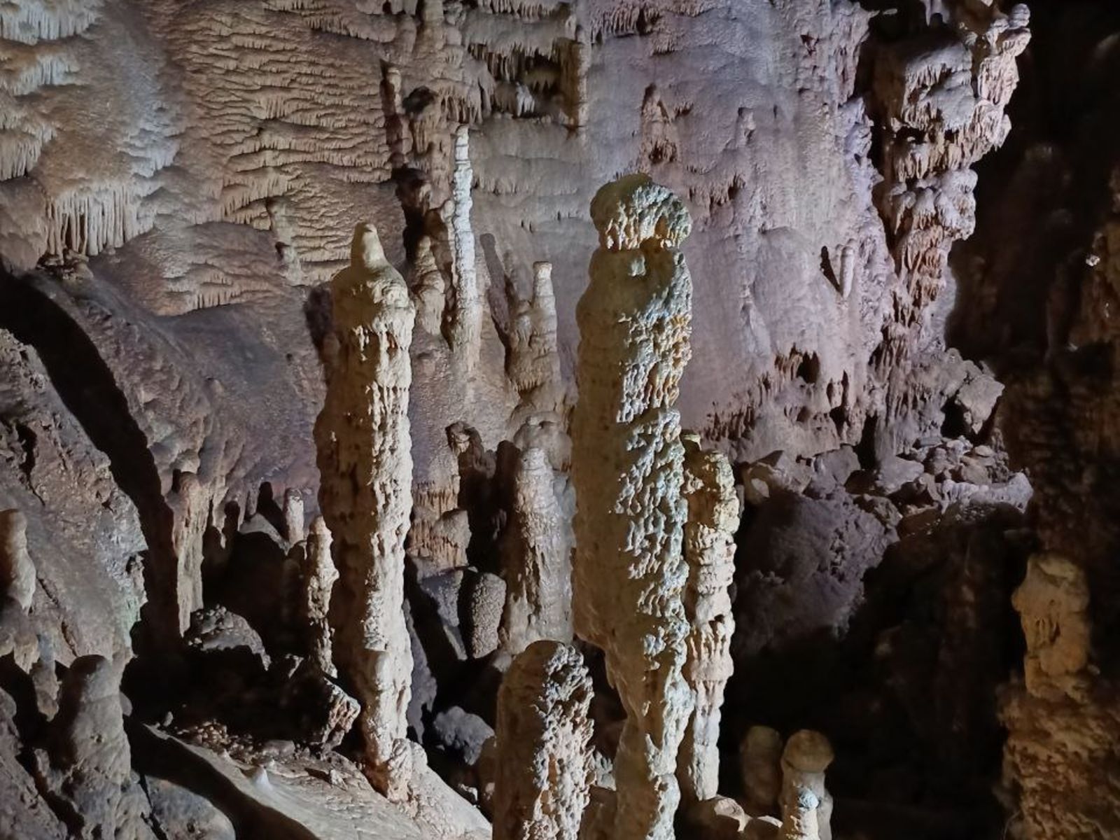 Скельская пещера, сталактиты