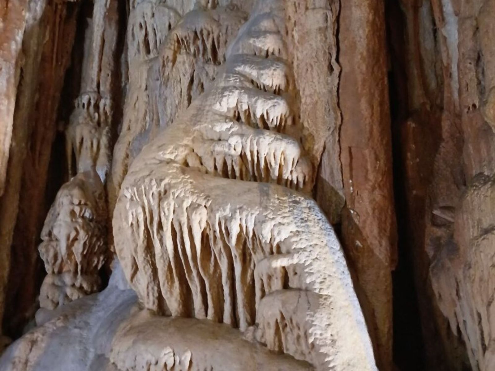 Скельская пещера, натечности