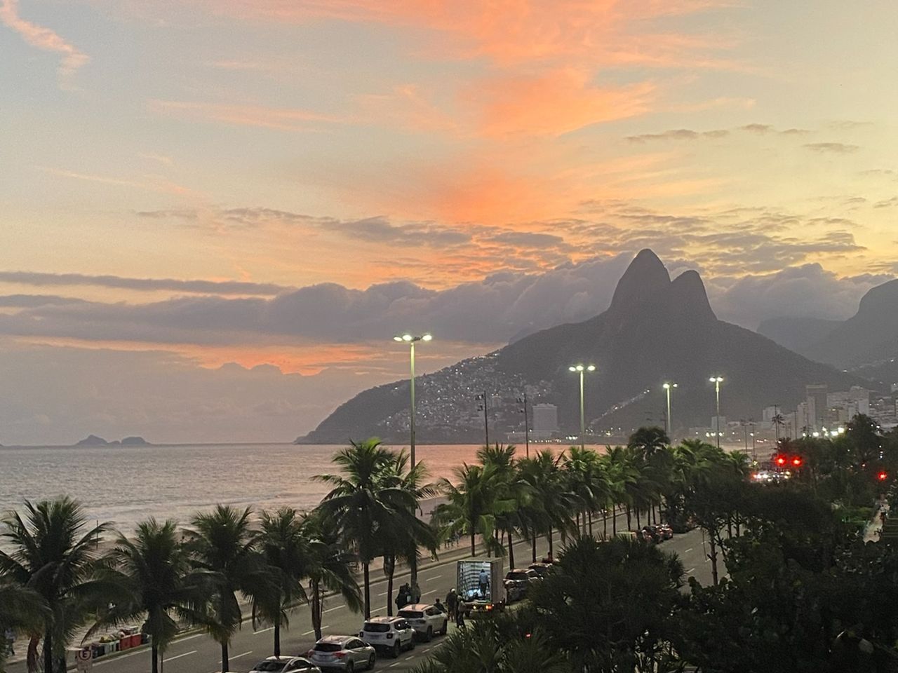 Экскурсия по ночному Рио: лучшие бары, вкусы и ритмы города - индивидуальная экскурсия в Рио-де-Жанейро пешком длительностью 5 часов с количеством участников до 6 человек цена экскурсии 200$