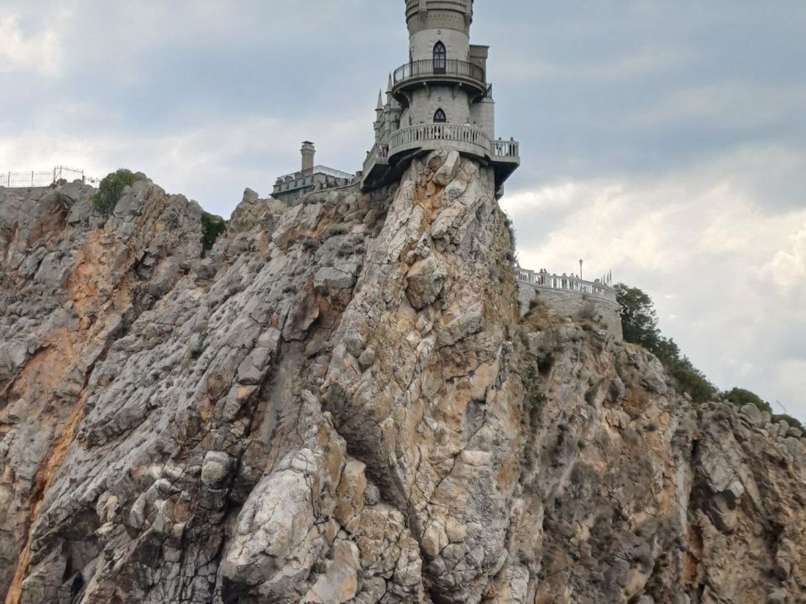 Ласточкино гнездо со стороны моря