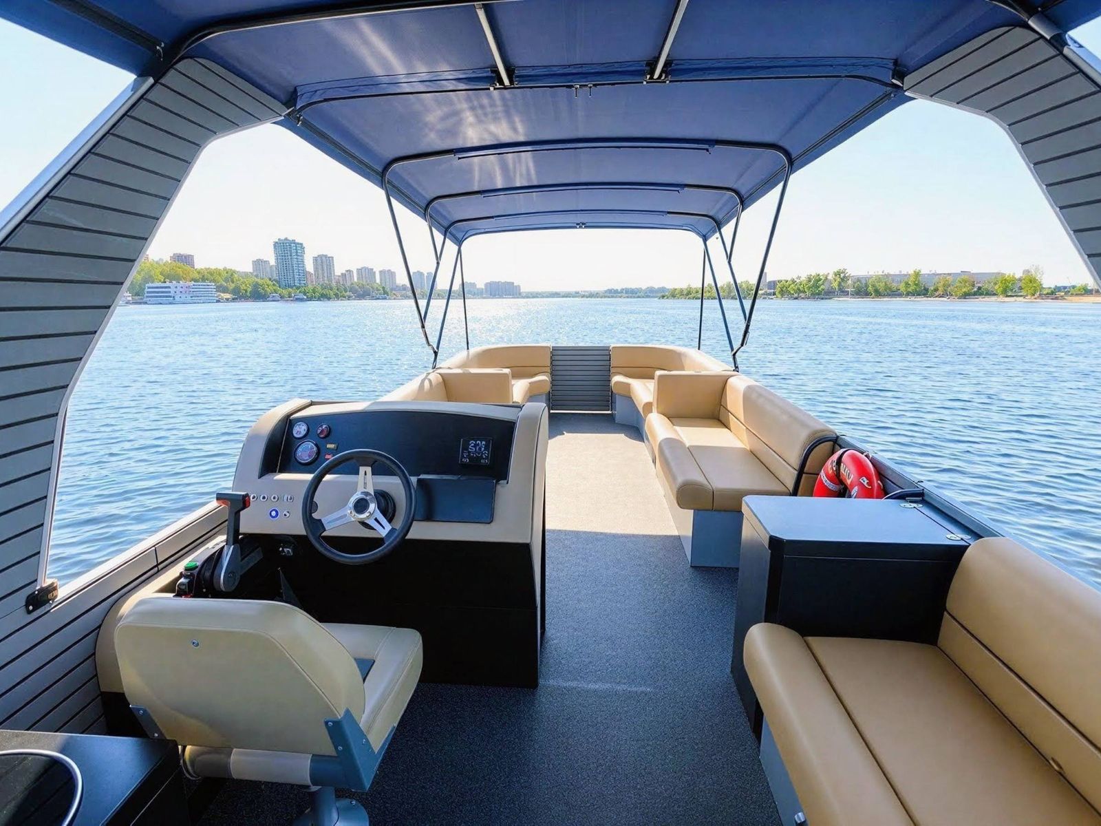 Интерьер прогулочного судна с мягкими кожаными диванами, столиками и панорамным обзором на реку Дон и городские достопримечательности