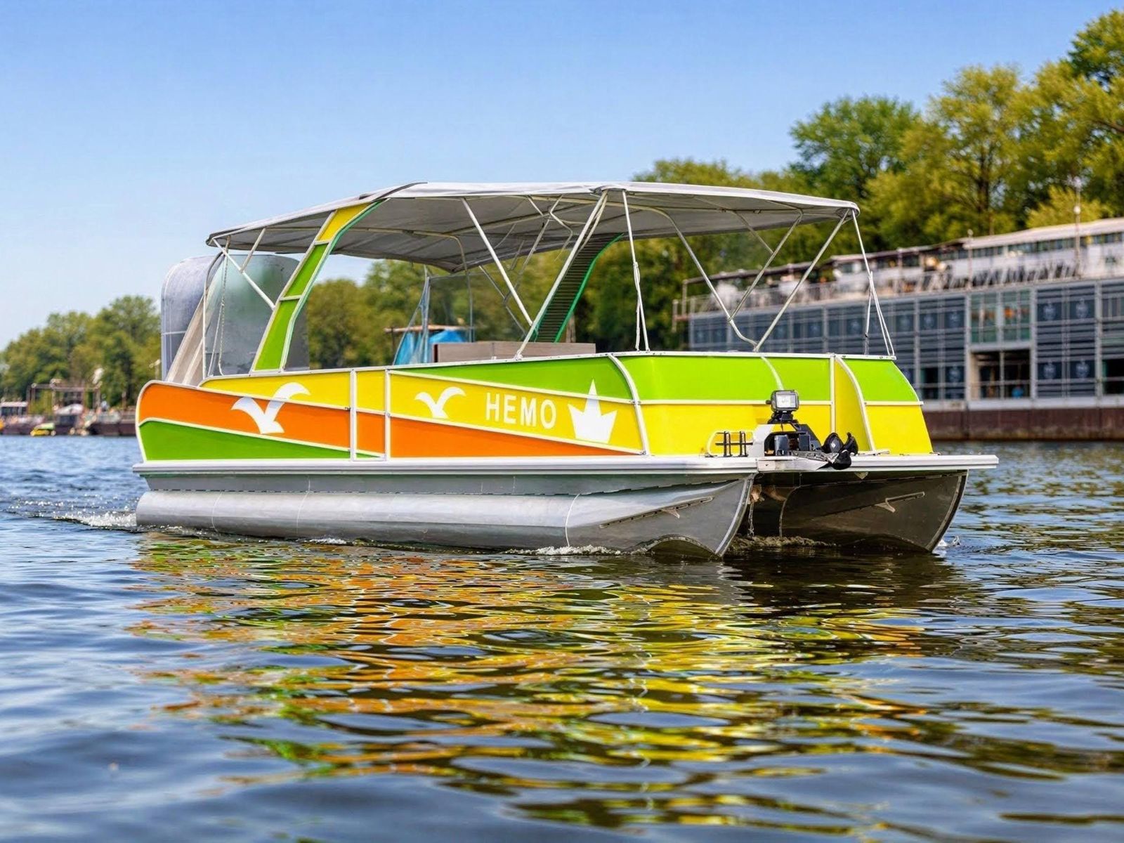 Катер «HEMO» проходит по акватории Дона мимо прибрежной инфраструктуры города 