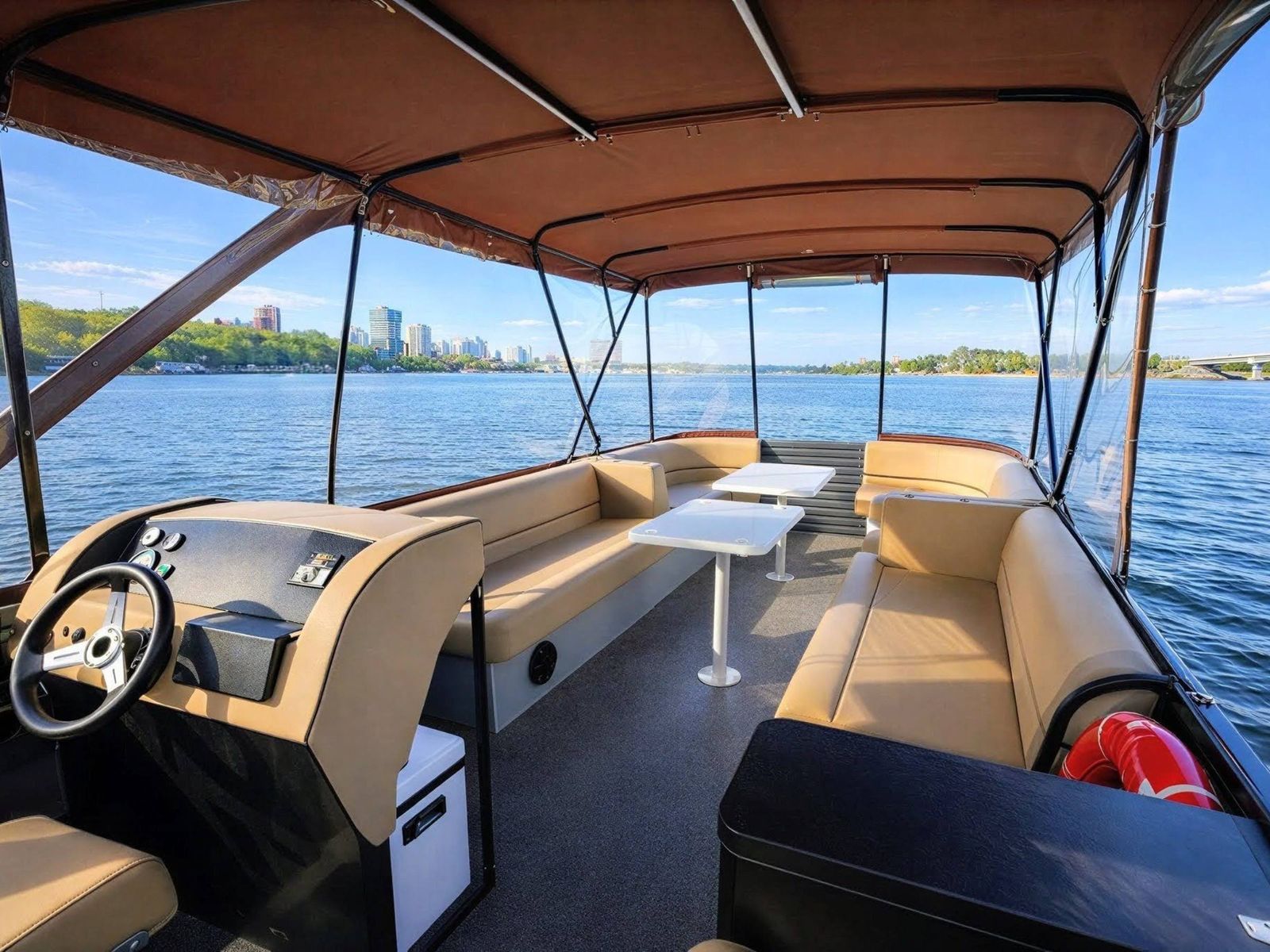 Просторная палуба катера с  удобными местами для отдыха пассажиров во время речного круиза 