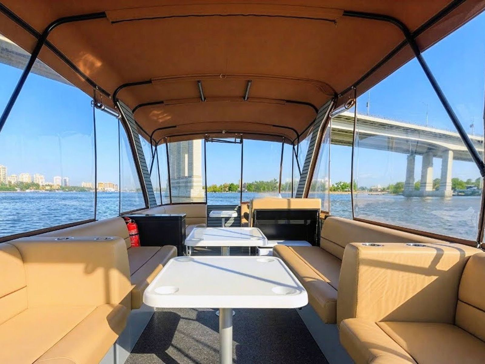 Оснащение салона прогулочного катера тентом от солнца, защитными окнами и уютной зоной отдыха для небольших групп 
