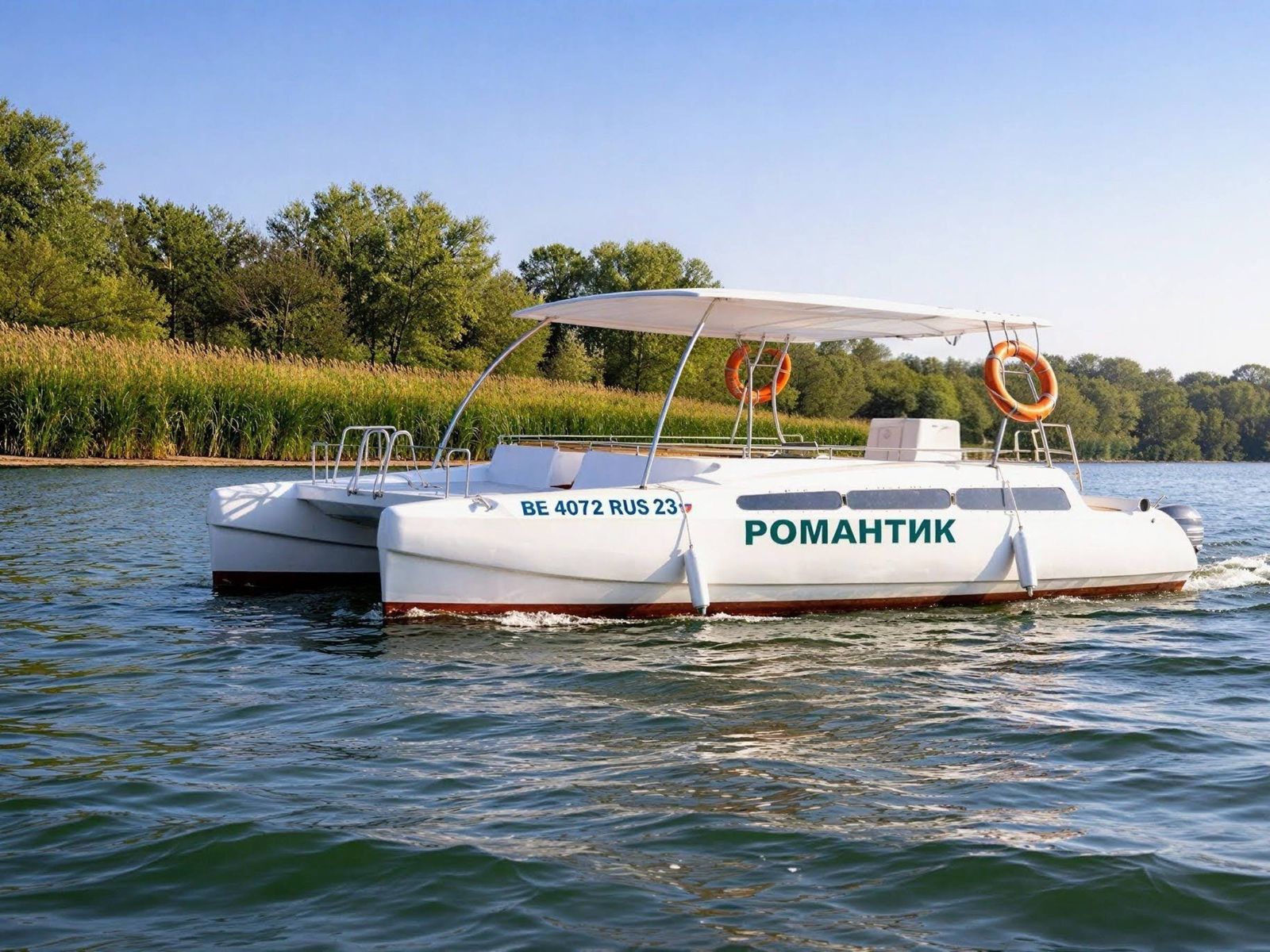 Двухкорпусный катамаран «Романтик» для плавных прогулок по Дону