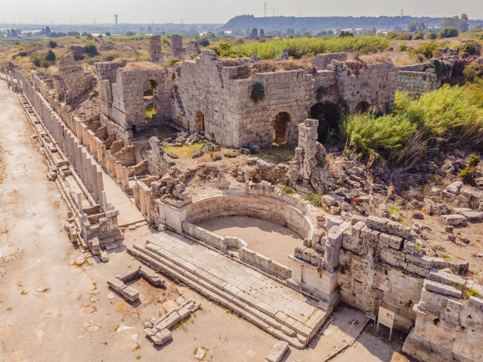Город Перге: величественная колоннада главной улицы, крепостные стены с арками, руины терм и древних построек