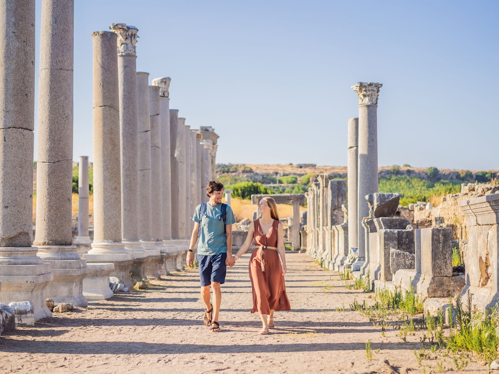 Романтическая прогулка пары среди величественных античных колонн главной улицы Перге