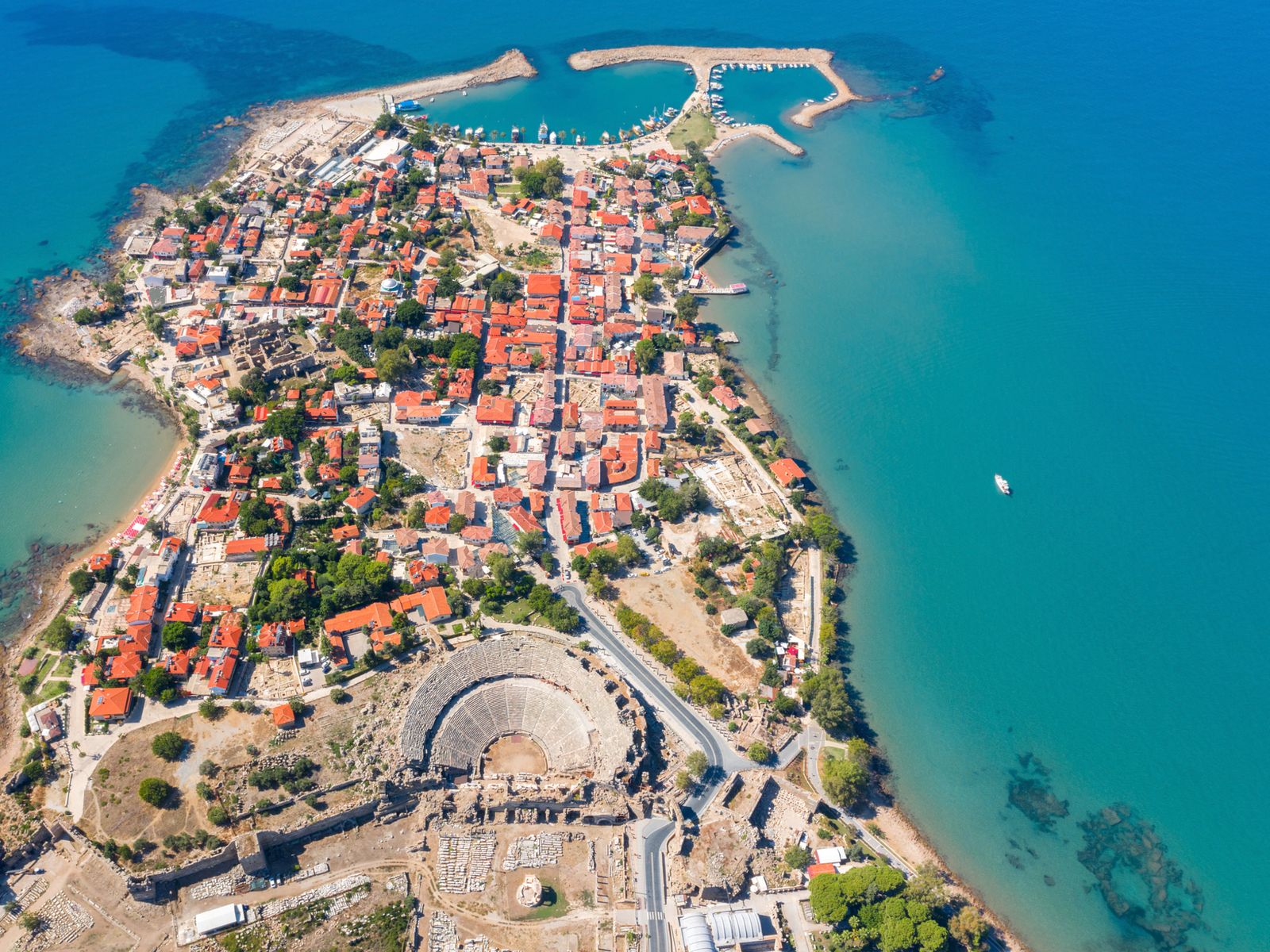 Сиде — древний город на полуострове в Турции, с высоты птичьего полёта