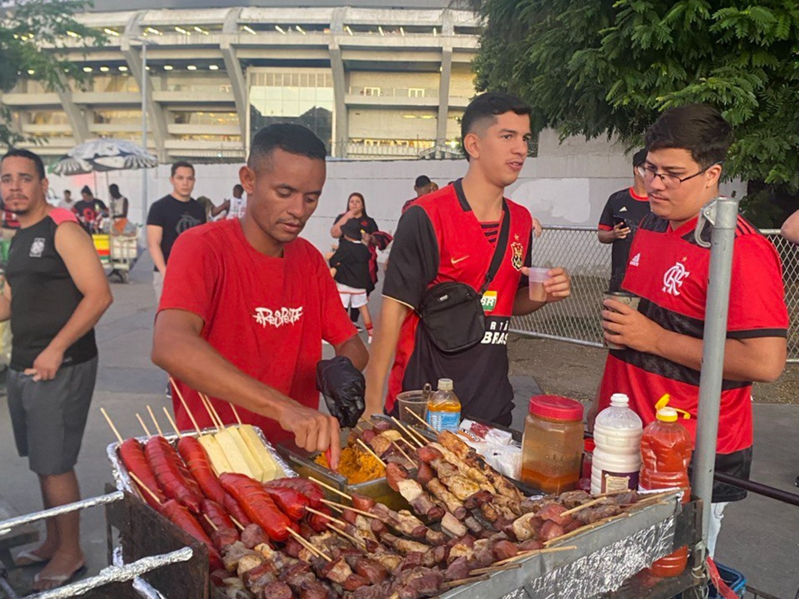 Шашлычки перед стадионом Маракана