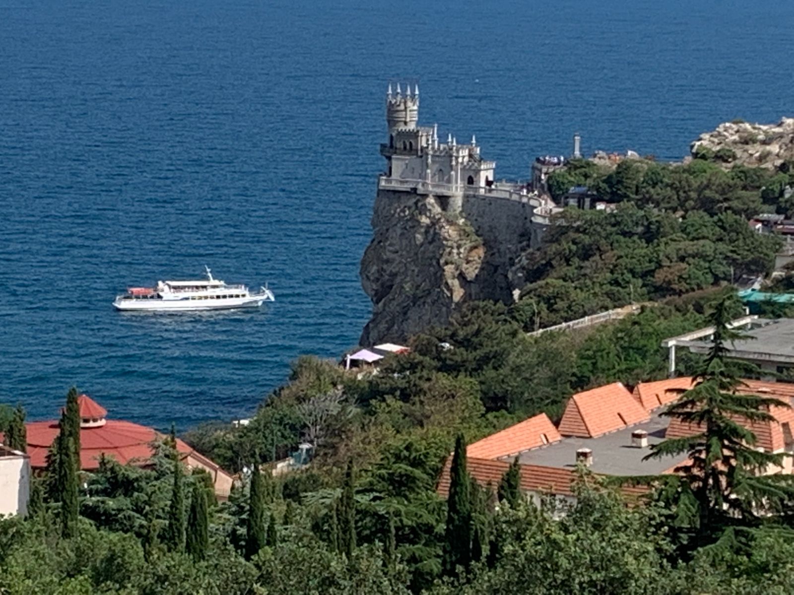 Замок Ласточкино гнездо и экскурсионный теплоход