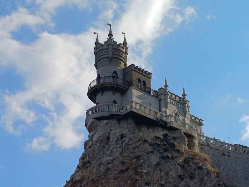 Групповая экскурсия на Ай-Петри, замок Ласточкино гнездо и Харакс - групповая экскурсия в Севастополе на автобусе длительностью 11 часов с количеством участников до 17 человек со скидкой 5% цена экскурсии 3610₽