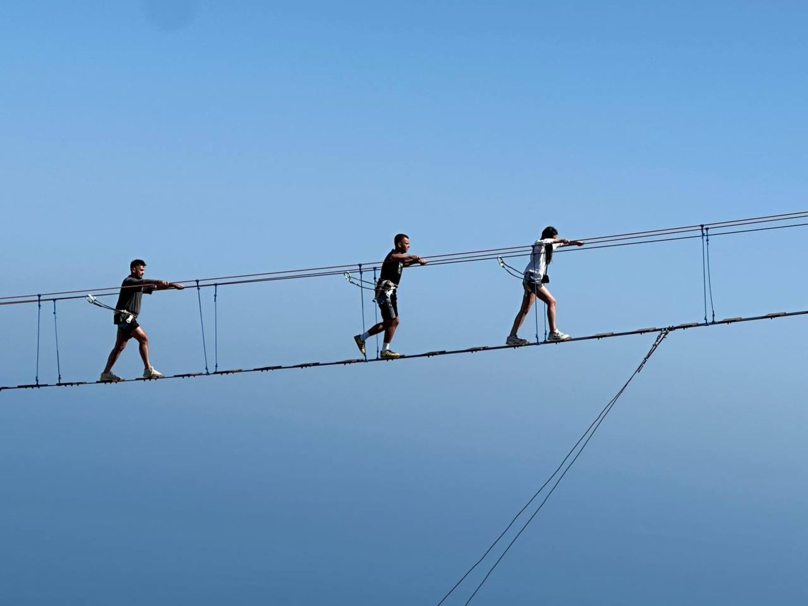 Канатный мост через зубцы горы