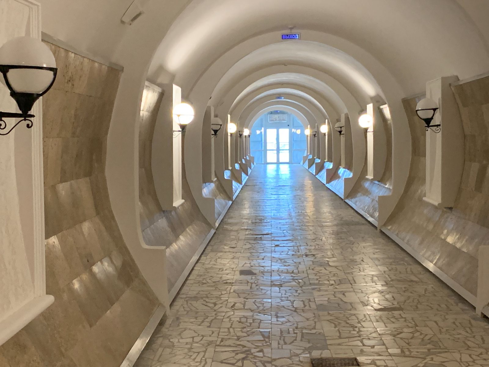 Лифт в скале на пляж Харакса